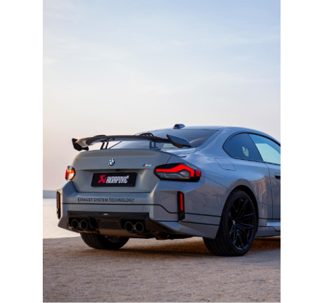 Vue arriere Aile en carbone et titane Akrapovic BMW M2 G87 M240i