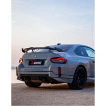 Vue arriere Aile en carbone et titane Akrapovic BMW M2 G87 M240i